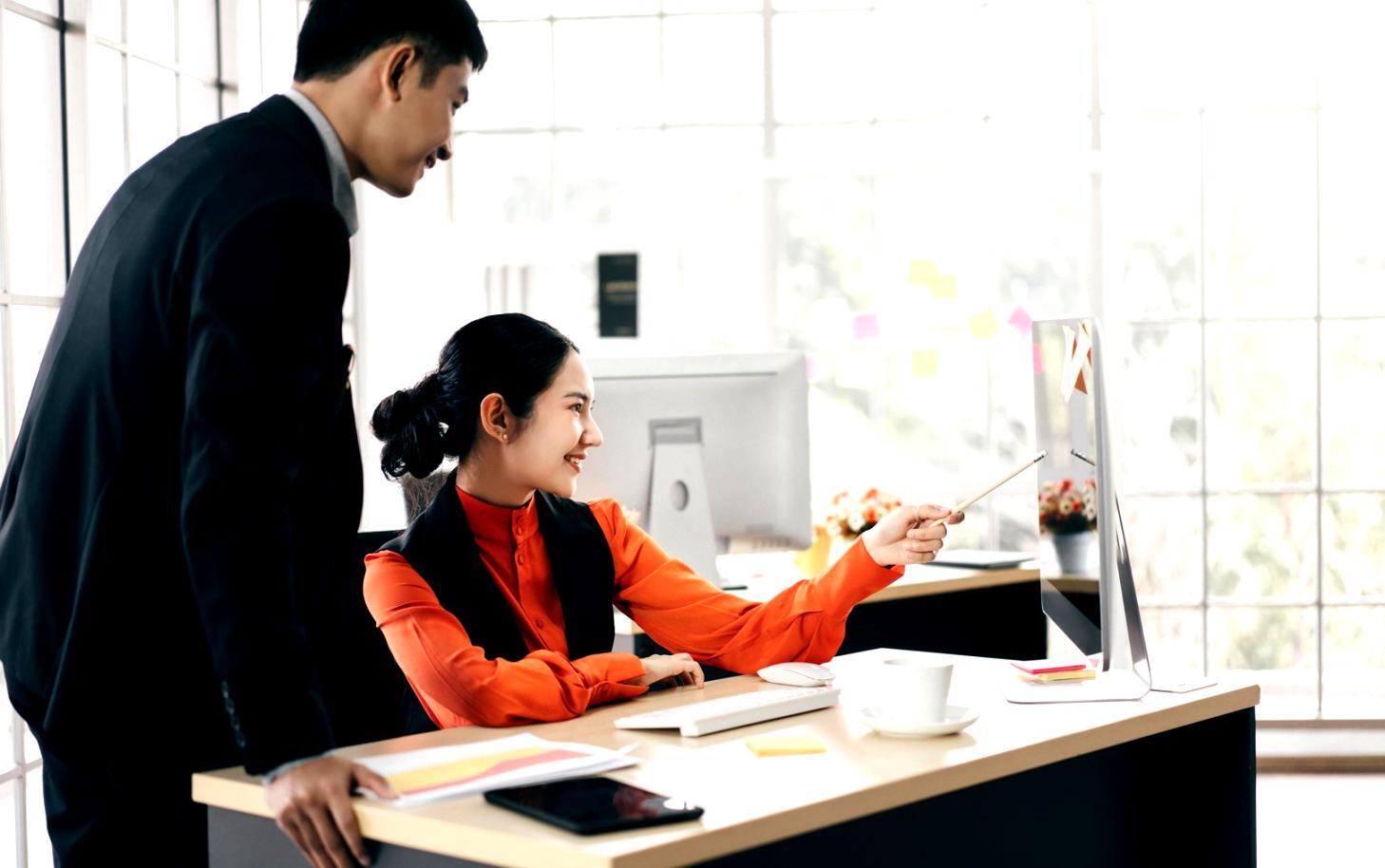 Studenti che seguono un corso interattivo di SEO con esempi pratici